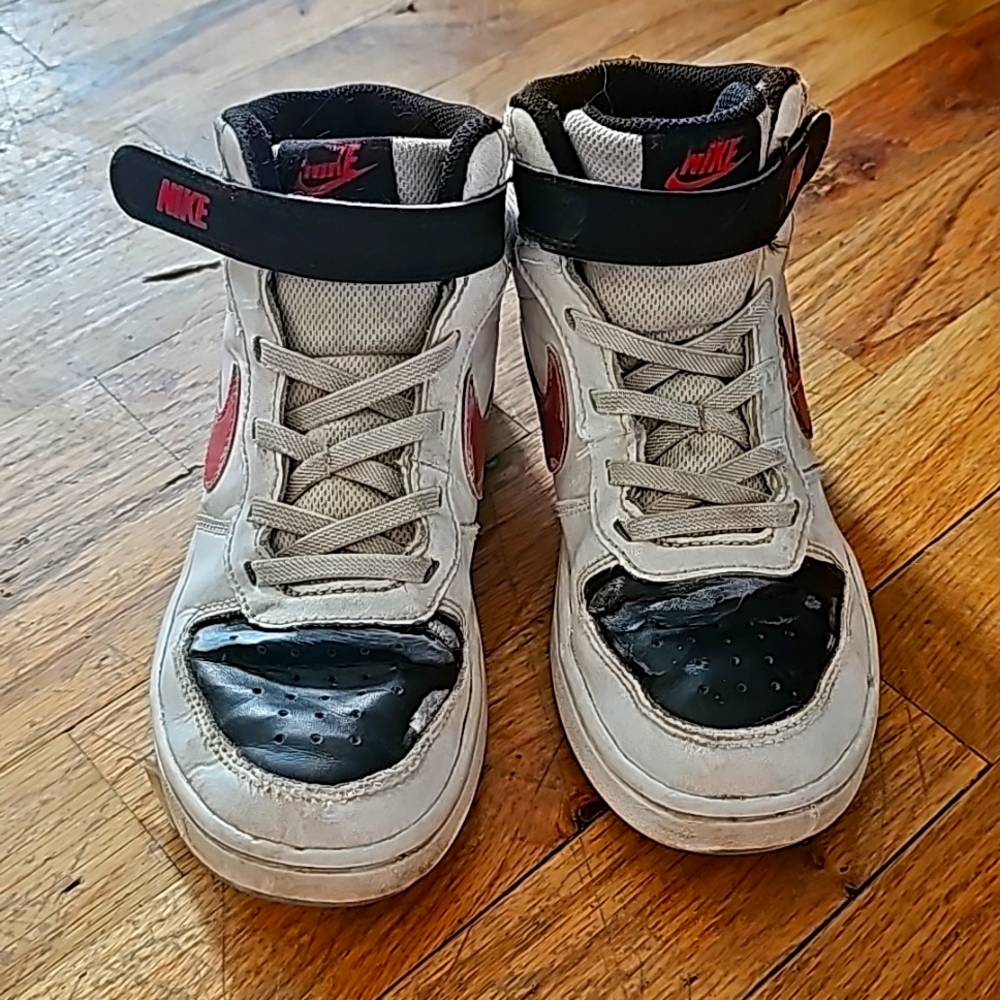 White Nike 2Y Boys.